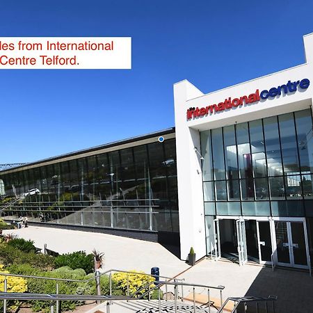 247 Serviced Accommodation In Telford- 3Br House Exterior foto